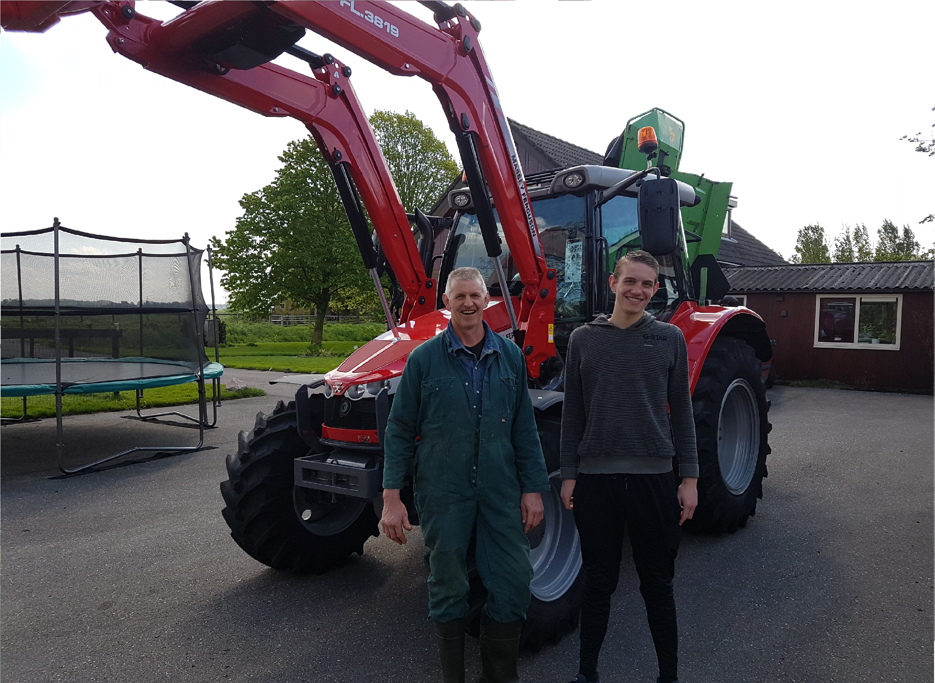Veel plezier Fam Disseldorp met de nieuw Massey Ferguson 5709 met voorlader