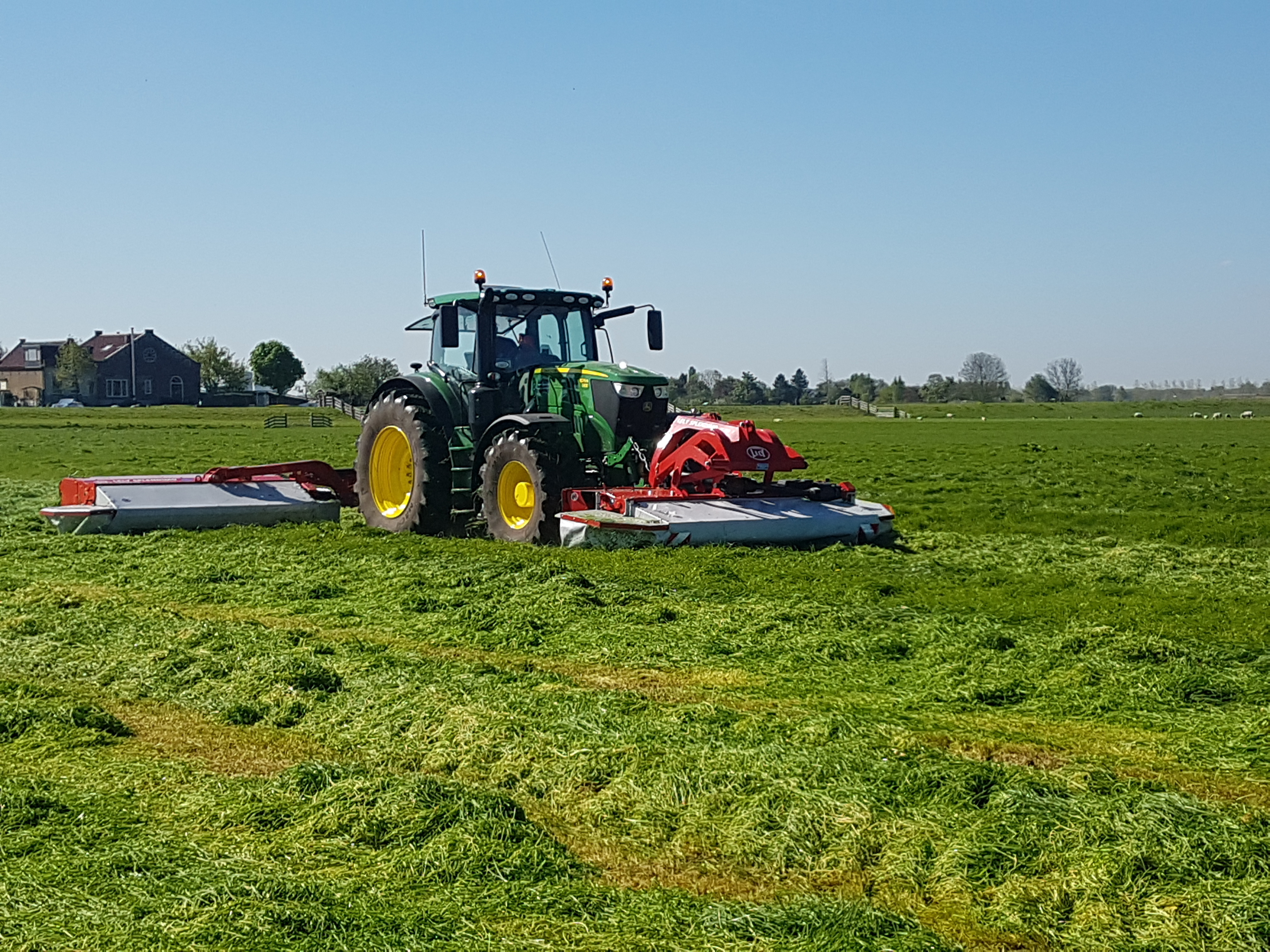 Loonbedrijf Van Meurs met hun nieuwe Lely 910 MC tripple maaicombinatie