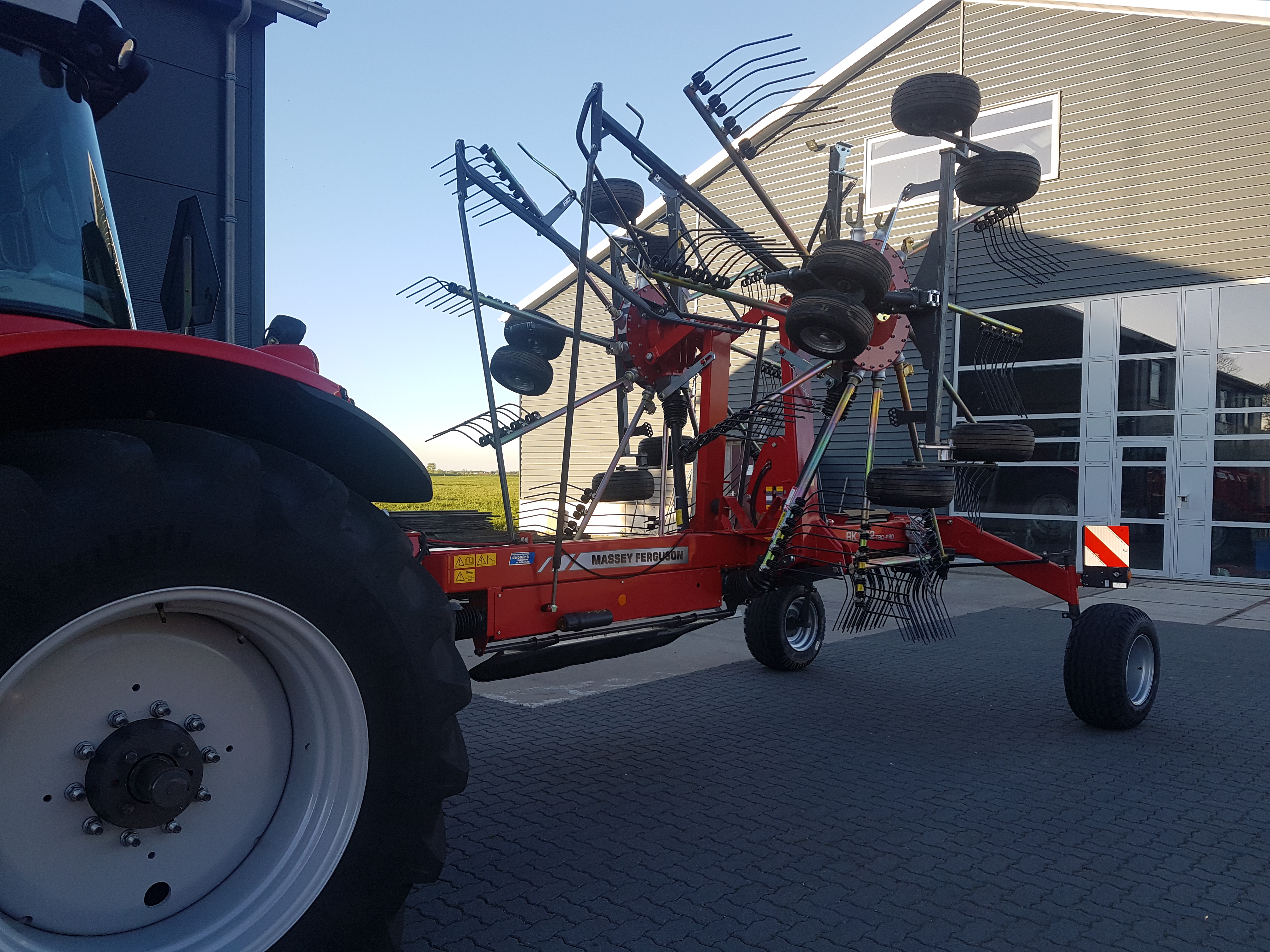 Een Massey Ferguson RK 802 TRC PRO dubbele cirkelhark voor Loonbedrijf Gebr. van der Poel