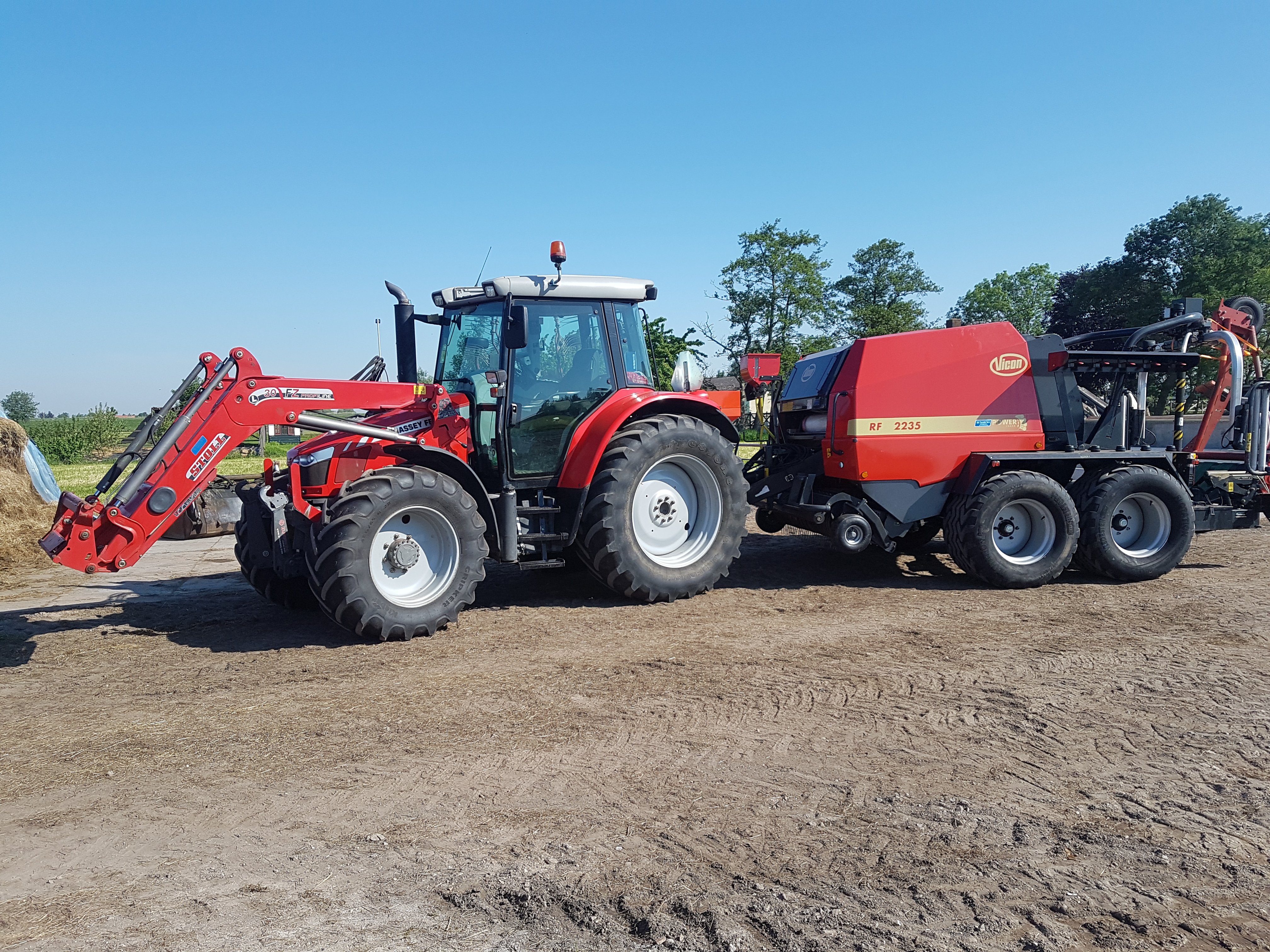 De familie Heemskerk uit Hoogmade gaan met een jong gebruikte M F 6455 en Vicon Balepack, rondebalenperswikkelcombinatie aan de slag. Voor hun een goede oplossing om van diverse percelen op afstand goed kuilgras te maken in eigen beheer. Bedankt voor het mogen leveren van de combinatie, en heel veel succes!