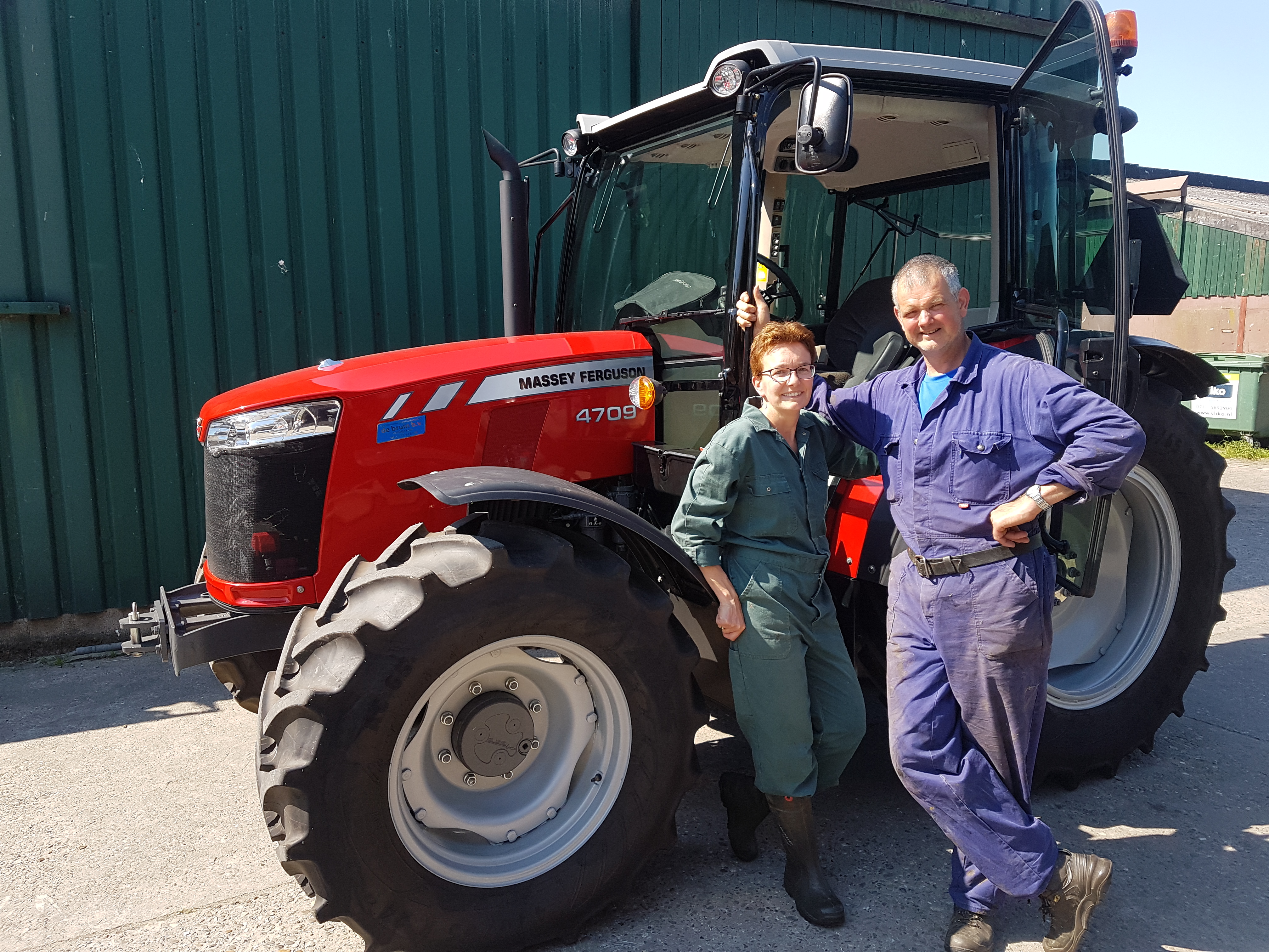 De familie Duivenvoorden op de Kaag hebben een Massey Ferguson 4709 in gebruik genomen. Een compacte 95 pk trekker die de oude MF 3065 S met ruim 14000 uur heeft vervangen. Bedankt voor het vertrouwen, en wij wensen de familie veel plezierige uren toe met de nieuwe aanwinst.
