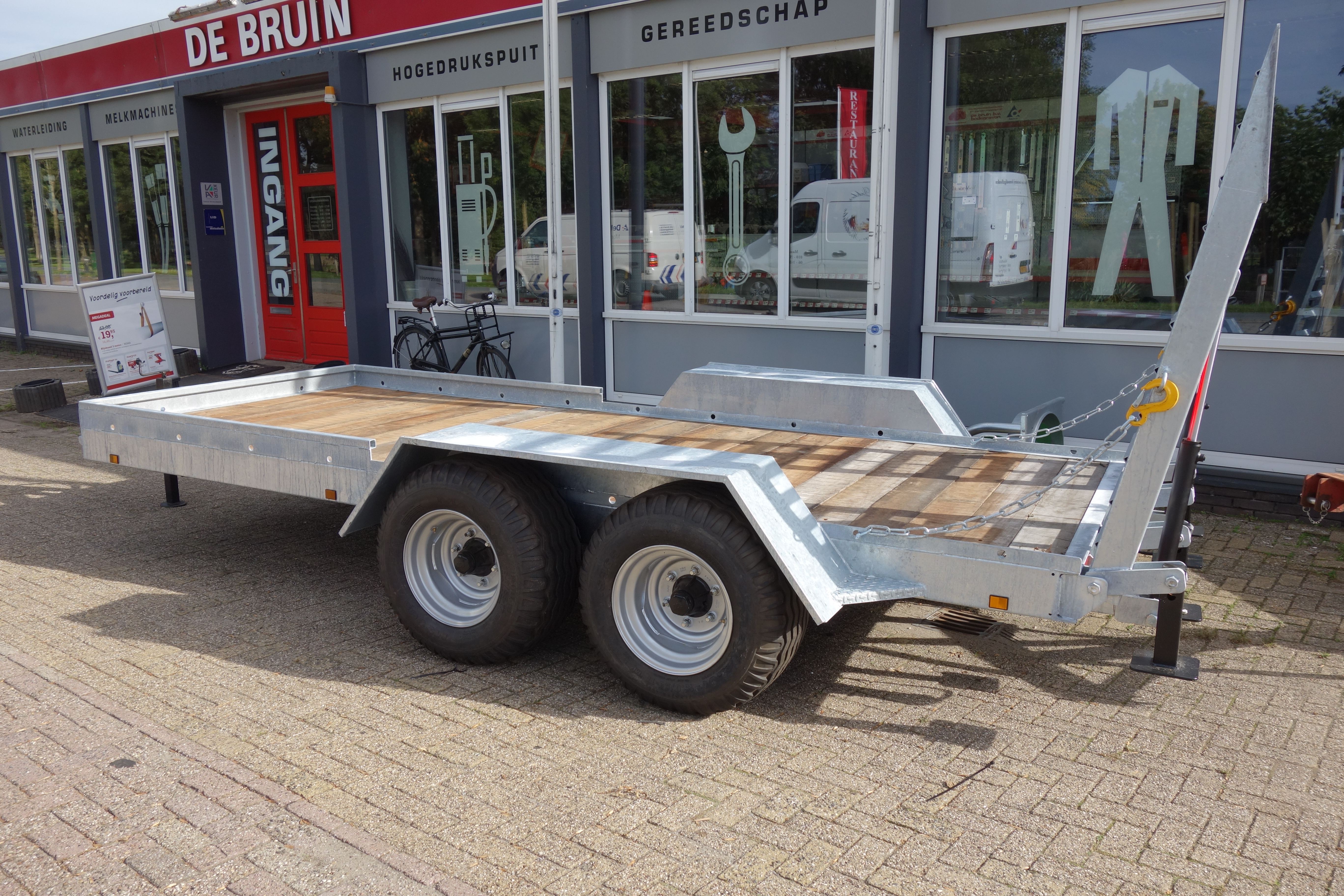 Loonbedrijf Albert de Balvert een nieuwe Mulder oprijwagen verkocht